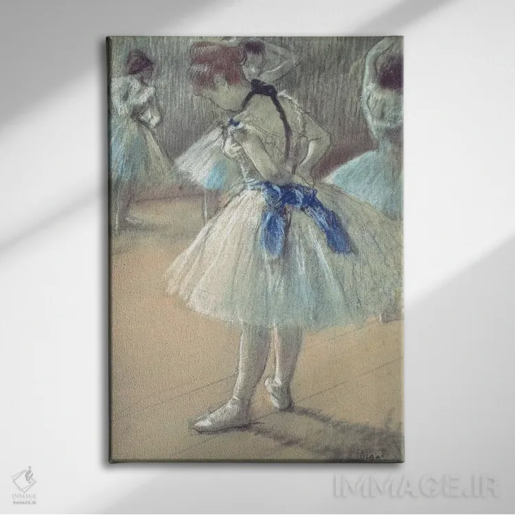 تابلو رقاص اثر ادگار دگا (نقاش و مجسمهساز فرانسوی) - نمای روبهرو روی دیوار