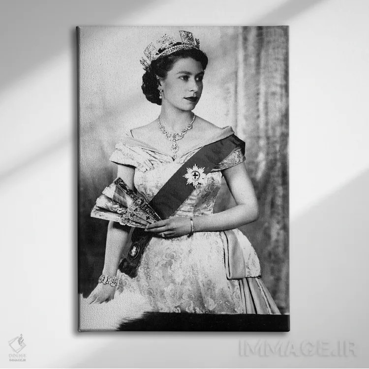 تابلو 1952,ملکه الیزابت دوم انگلستان، ۱۹۵۲ اثر دوروتی وایلباورگ (عکاس پرتره انگلیسی) - نمای روبهرو روی دیوار