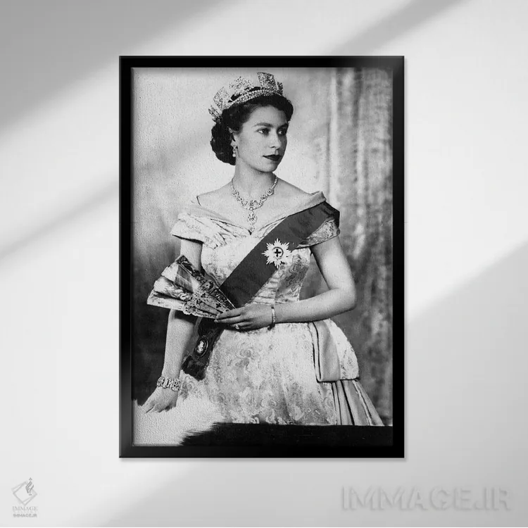 تابلو 1952,ملکه الیزابت دوم انگلستان، ۱۹۵۲ اثر دوروتی وایلباورگ (عکاس پرتره انگلیسی) - نمای قابدار مشکی