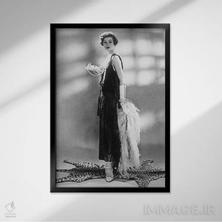 تابلو 1928,زن با لباس شنل، ۱۹۲۸ اثر رو دز آرشیو (آرشیو خیابان) - نمای قابدار مشکی