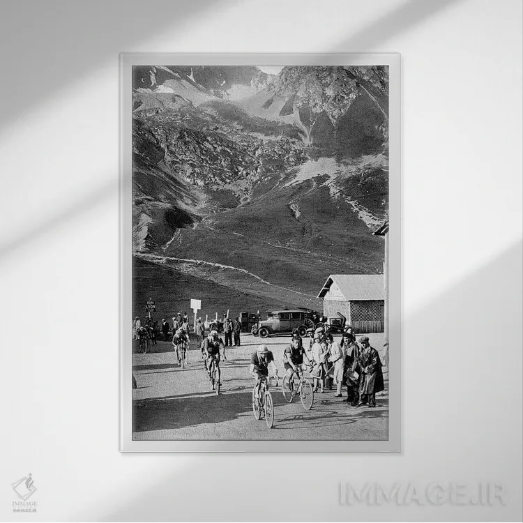 تابلو 15th leg Grenoble/Evian on July 20 : here Antonin Magne ahead at the Lautaret pass,تور دو فرانس ۱۹۲۹، مرحله پانزدهم: گرونوبل تا اویان در ۲۰ ژوئیه؛ آنتونن منیه در قدمگاه لوتاره جلوتر است اثر رو دز آرشیو (آرشیو خیابان) - نمای قابدار سفید