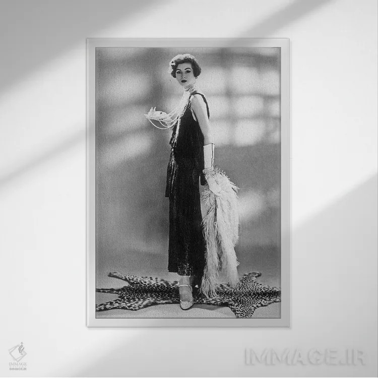 تابلو 1928,زن با لباس شنل، ۱۹۲۸ اثر رو دز آرشیو (آرشیو خیابان) - نمای قابدار سفید