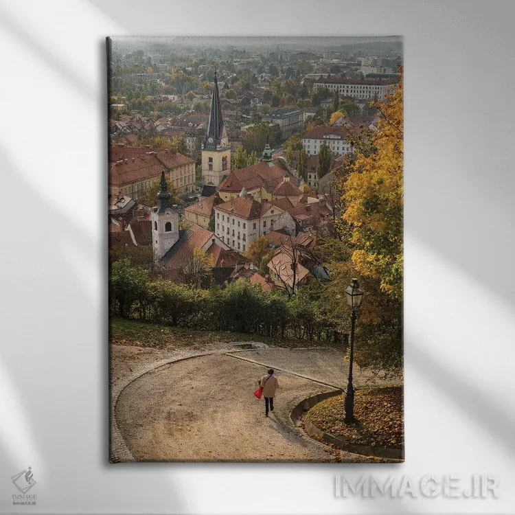 تابلو اسلوونی، لیوبلیانا. نور عصرگاهی بر قلب بافت قدیمی شهر تابیده است اثر برندا ثارپ - نمای روبهرو روی دیوار