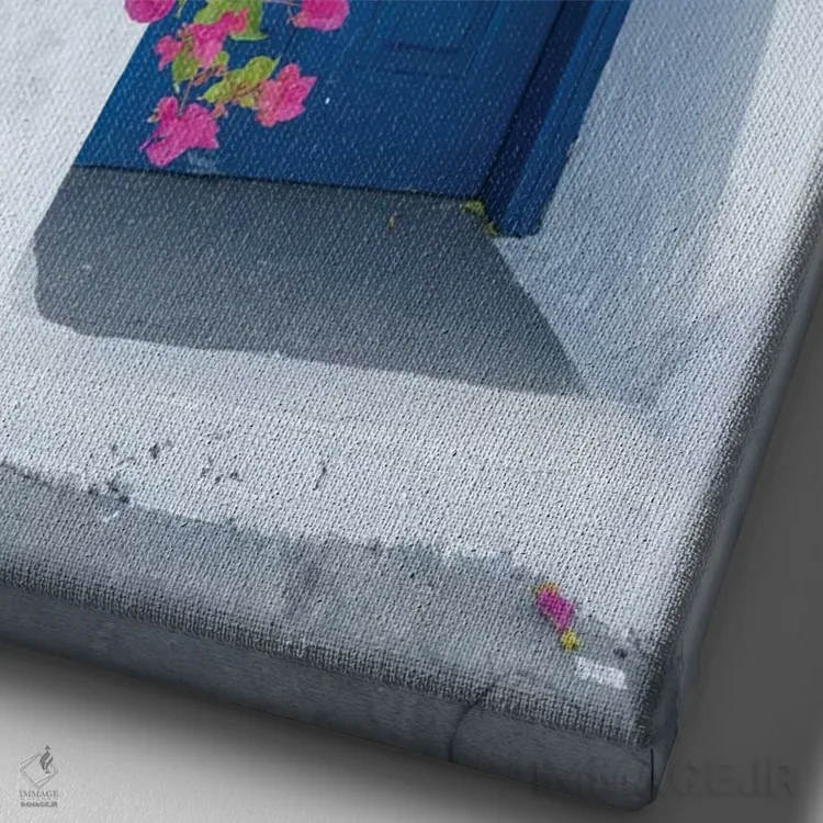 تابلو یونان، سانتورینی. یک در آبی دلانگیز با گلهای صورتی کاغذی در فیروستفانی احاطه شده است اثر برندا ثارپ - نمای نزدیک بافت بوم