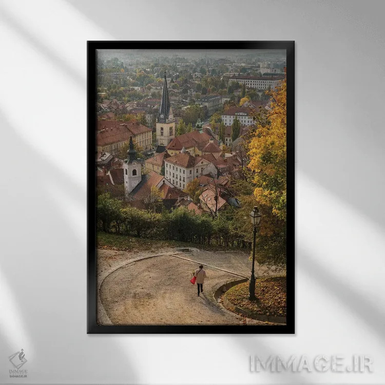 تابلو اسلوونی، لیوبلیانا. نور عصرگاهی بر قلب بافت قدیمی شهر تابیده است اثر برندا ثارپ - نمای قابدار مشکی