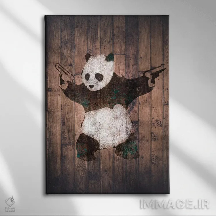 تابلو پاندا با اسلحه روی آجرهای چوبی گرم اثر هنرمند ناشناس - نمای روبهرو روی دیوار