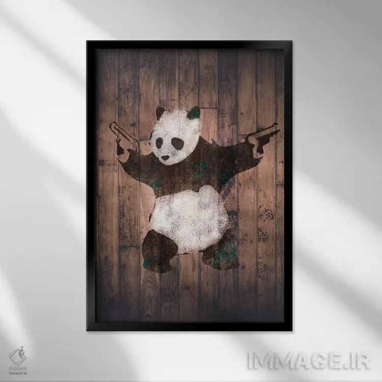 تابلو پاندا با اسلحه روی آجرهای چوبی گرم اثر هنرمند ناشناس - نمای قابدار مشکی