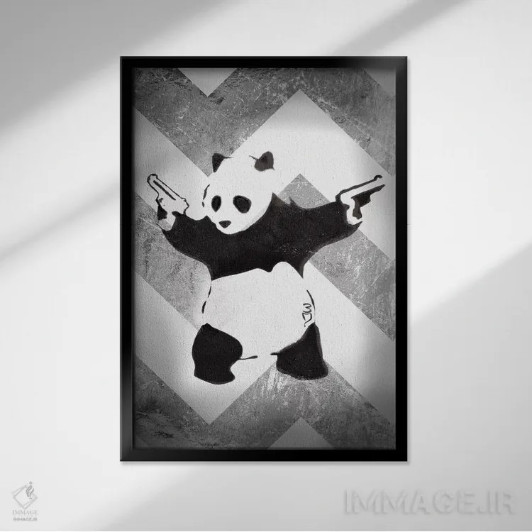 تابلو پاندا با اسلحه روی شورون نقرهای اثر هنرمند ناشناس - نمای قابدار مشکی