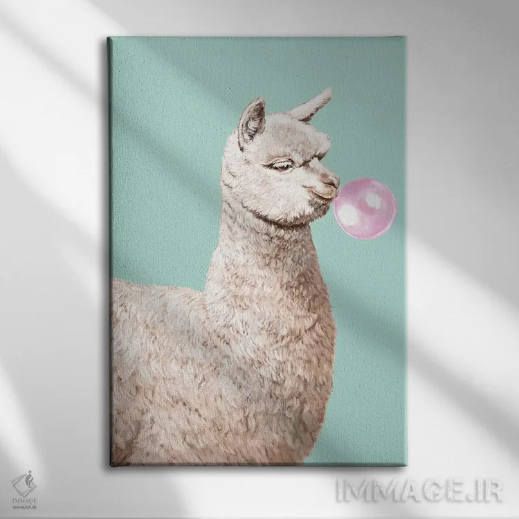 تابلو آلپاکای بازیگوش در حال جویدن آدامس بادکنکی سبز اثر بگ نوز ورک (استودیو) - نمای روبهرو روی دیوار