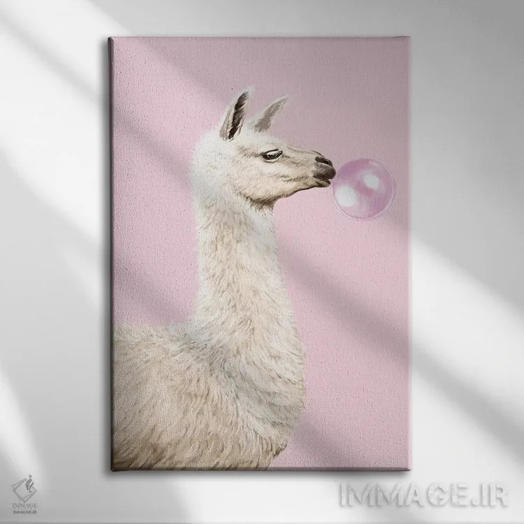 تابلو لامای بازیگوش که آدامس بادکنکی را در رنگ صورتی میجود اثر بگ نوز ورک (استودیو) - نمای روبهرو روی دیوار