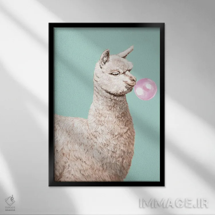 تابلو آلپاکای بازیگوش در حال جویدن آدامس بادکنکی سبز اثر بگ نوز ورک (استودیو) - نمای قابدار مشکی