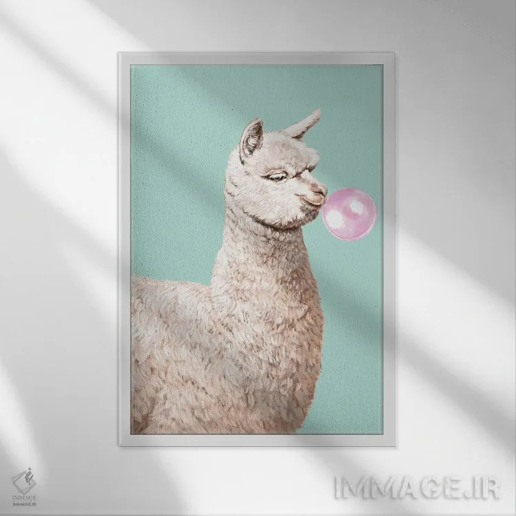 تابلو آلپاکای بازیگوش در حال جویدن آدامس بادکنکی سبز اثر بگ نوز ورک (استودیو) - نمای قابدار سفید