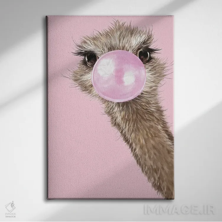 تابلو شترمرغ با آدامس بادکنکی در رنگ صورتی اثر بگ نوز ورک (استودیو) - نمای روبهرو روی دیوار