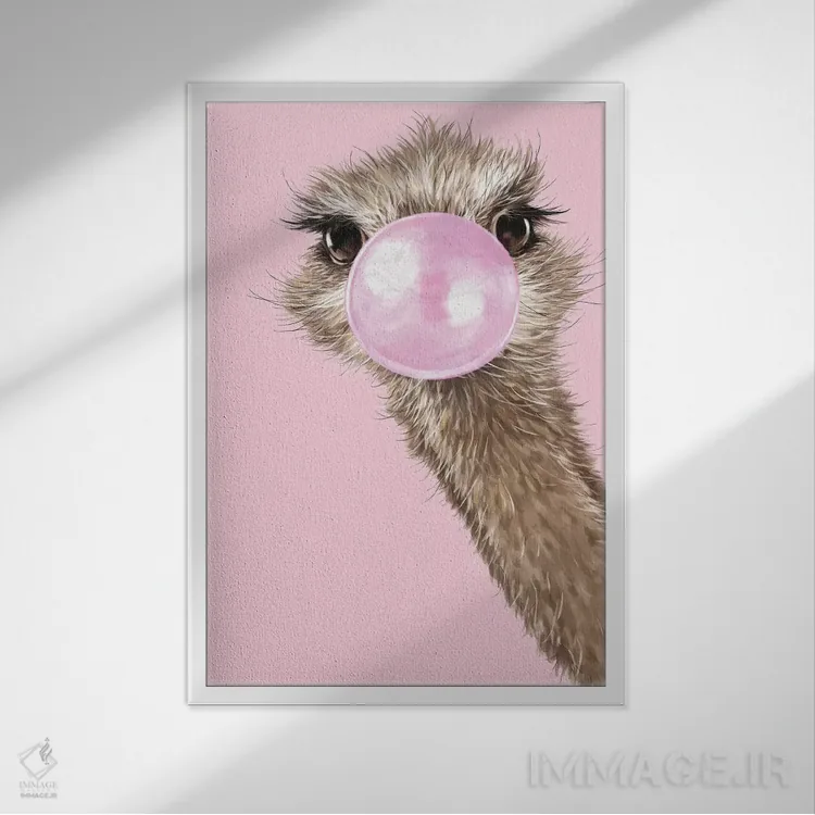 تابلو شترمرغ با آدامس بادکنکی در رنگ صورتی اثر بگ نوز ورک (استودیو) - نمای قابدار سفید