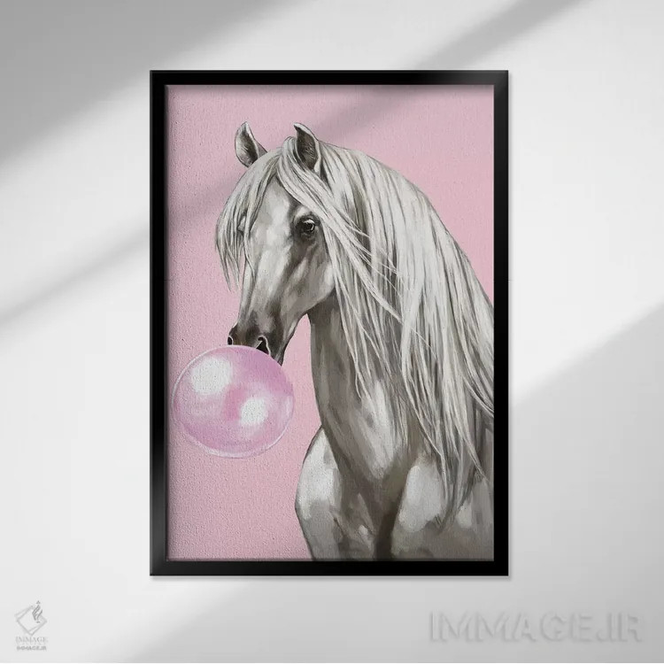تابلو اسب سفید با آدامس بادکنکی در رنگ صورتی (املا اصلاح شد: Bubble) اثر بگ نوز ورک (استودیو) - نمای قابدار مشکی