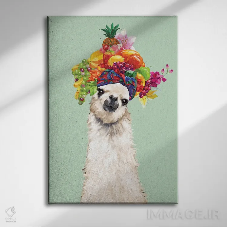 تابلو لاما با تاج گل میوهای در رنگ سبز اثر بگ نوز ورک (استودیو) - نمای روبهرو روی دیوار