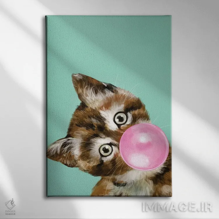 تابلو بچهگربه در حال فوت کردن آدامس بادکنکی در رنگ سبز اثر بگ نوز ورک (استودیو) - نمای روبهرو روی دیوار