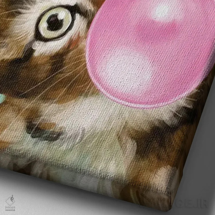 تابلو بچهگربه در حال فوت کردن آدامس بادکنکی در رنگ سبز اثر بگ نوز ورک (استودیو) - نمای نزدیک بافت بوم