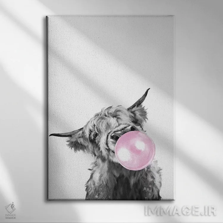 تابلو گاو کوهستانی در حال فوت کردن آدامس بادکنکی (سیاه و سفید) اثر بگ نوز ورک (استودیو) - نمای روبهرو روی دیوار