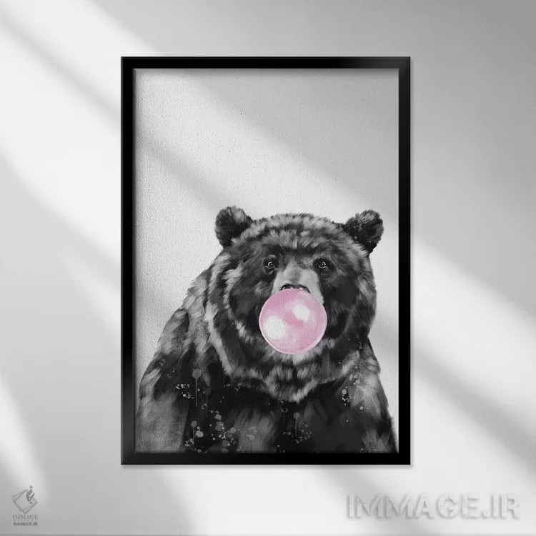 تابلو خرس بزرگ در حال فوت کردن آدامس بادکنکی (سیاه و سفید) اثر بگ نوز ورک (استودیو) - نمای قابدار مشکی