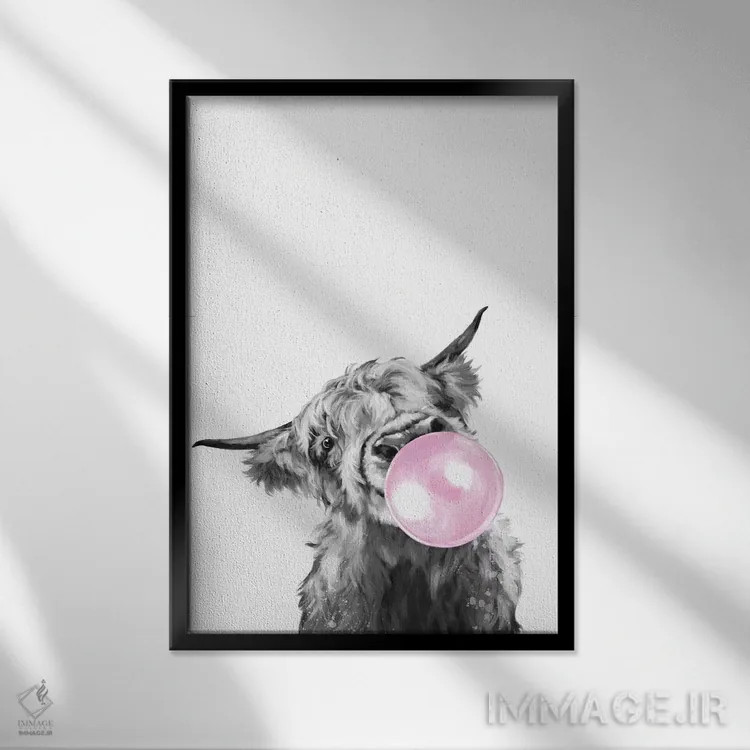 تابلو گاو کوهستانی در حال فوت کردن آدامس بادکنکی (سیاه و سفید) اثر بگ نوز ورک (استودیو) - نمای قابدار مشکی