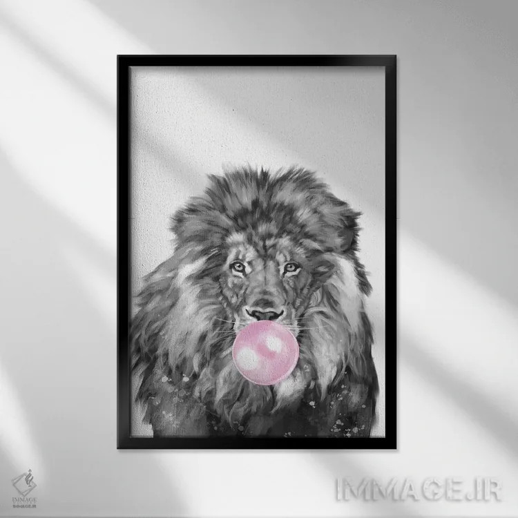 تابلو شیر در حال فوت کردن آدامس بادکنکی (سیاه و سفید) اثر بگ نوز ورک (استودیو) - نمای قابدار مشکی