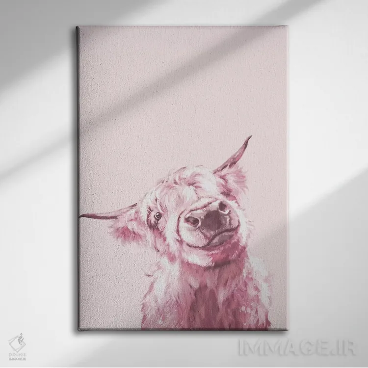 تابلو گاو کوهستانی در رنگ صورتی اثر بگ نوز ورک (استودیو) - نمای روبهرو روی دیوار