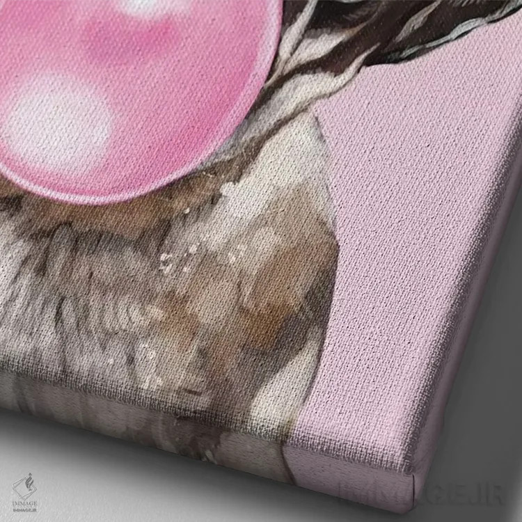 تابلو پاگ در حال فوت کردن آدامس بادکنکی در رنگ صورتی اثر بگ نوز ورک (استودیو) - نمای نزدیک بافت بوم