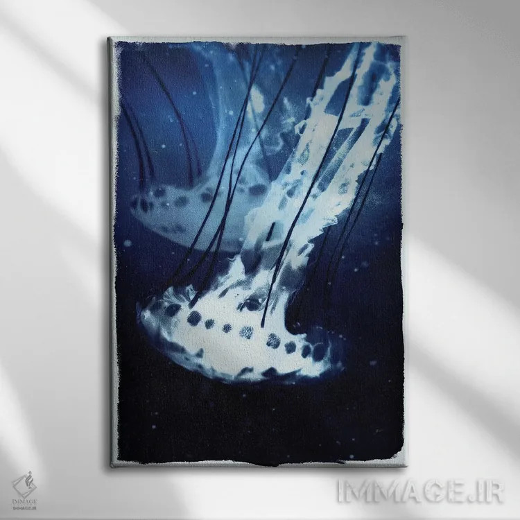 تابلو عروس دریایی نیلی اثر ۳۳ استخوان شکسته - نمای روبهرو روی دیوار