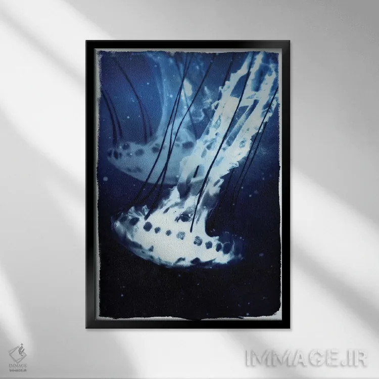 تابلو عروس دریایی نیلی اثر ۳۳ استخوان شکسته - نمای قابدار مشکی
