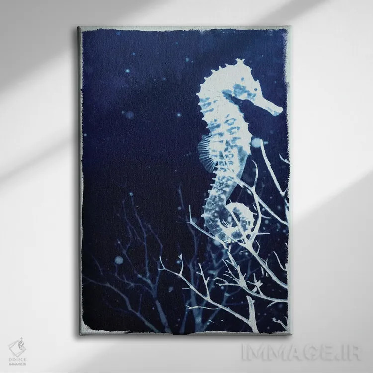 تابلو اسب دریایی نیلی اثر ۳۳ استخوان شکسته - نمای روبهرو روی دیوار
