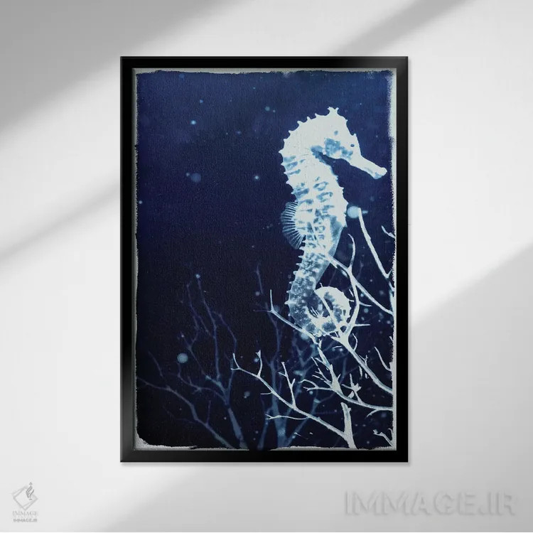 تابلو اسب دریایی نیلی اثر ۳۳ استخوان شکسته - نمای قابدار مشکی