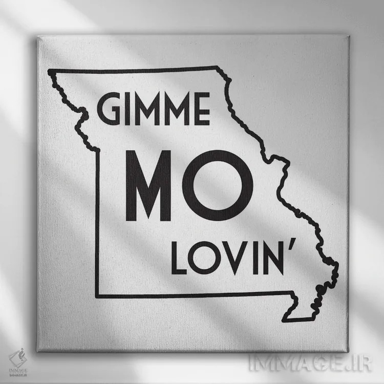 تابلو به من بیشتر عشق بده اثر پرینتهای بنتون پارک (استودیو/گالری هنری) - نمای روبهرو روی دیوار