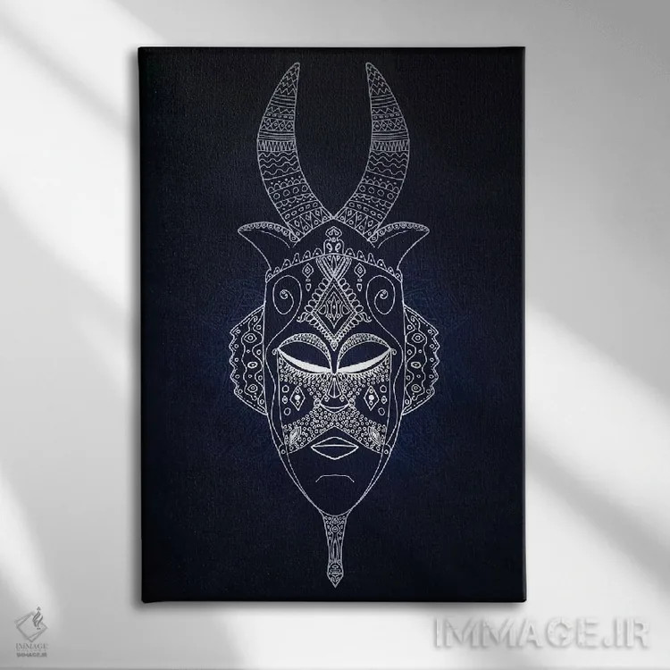 تابلو نقاب قبیلهای شاخدار ۲ اثر باروف - نمای روبهرو روی دیوار