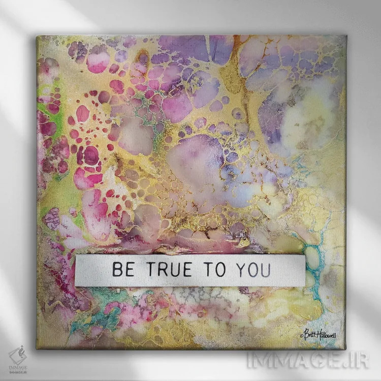 تابلو همان خودت باش اثر بریت هالوِول - نمای روبهرو روی دیوار