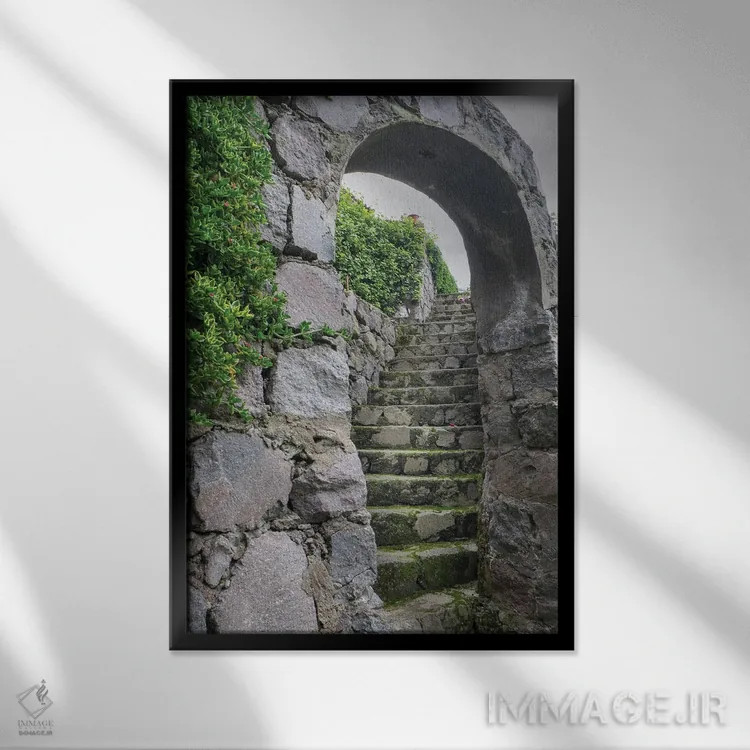 تابلو این پلههای سنگی قدیمی حیاطها را در خانهای در ارتفاعات آند به هم وصل میکنند اثر بتی سدرکوئیست - نمای قابدار مشکی