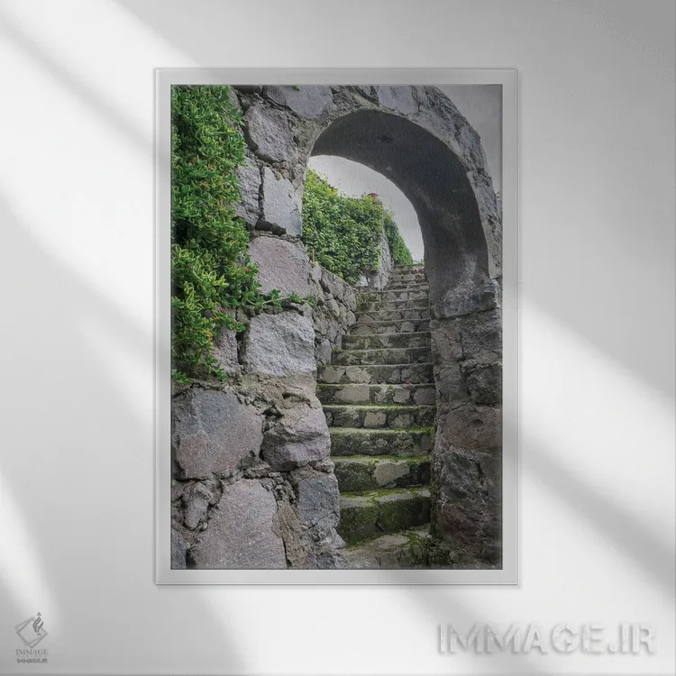 تابلو این پلههای سنگی قدیمی حیاطها را در خانهای در ارتفاعات آند به هم وصل میکنند اثر بتی سدرکوئیست - نمای قابدار سفید