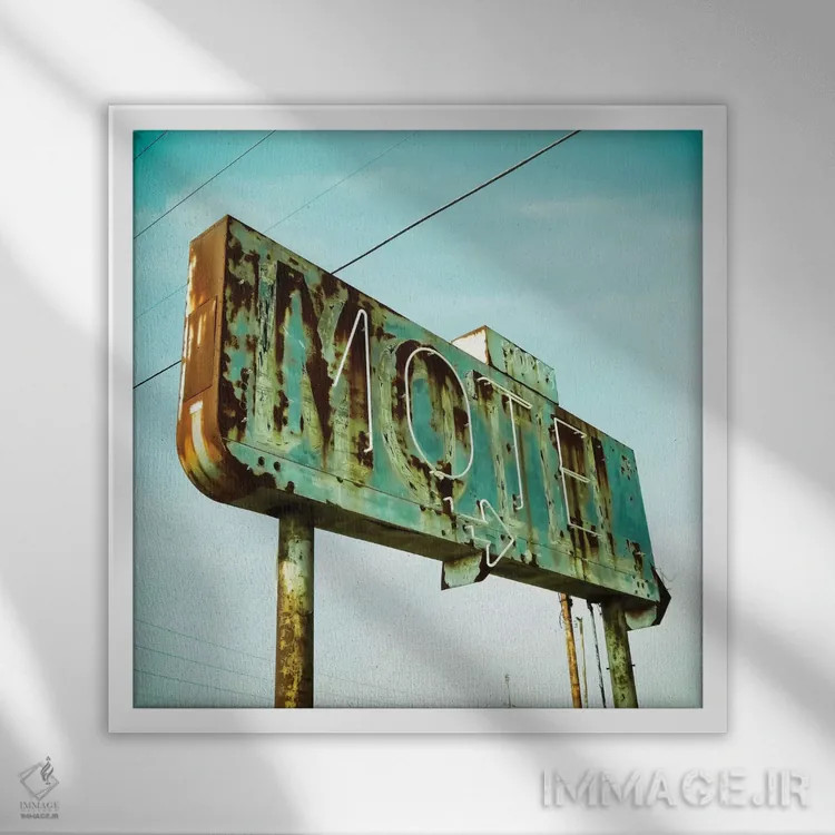 تابلو متل قدیمی I اثر ریکپچریست (نام مستعار هنری - اشاره به بازیابی تصاویر) - نمای قابدار سفید