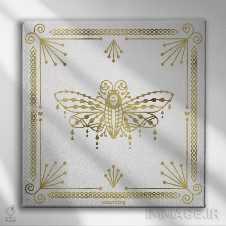 تابلو پروانه جمجمه طلایی (حشره) اثر کت کوکیلت - نمای روبهرو روی دیوار