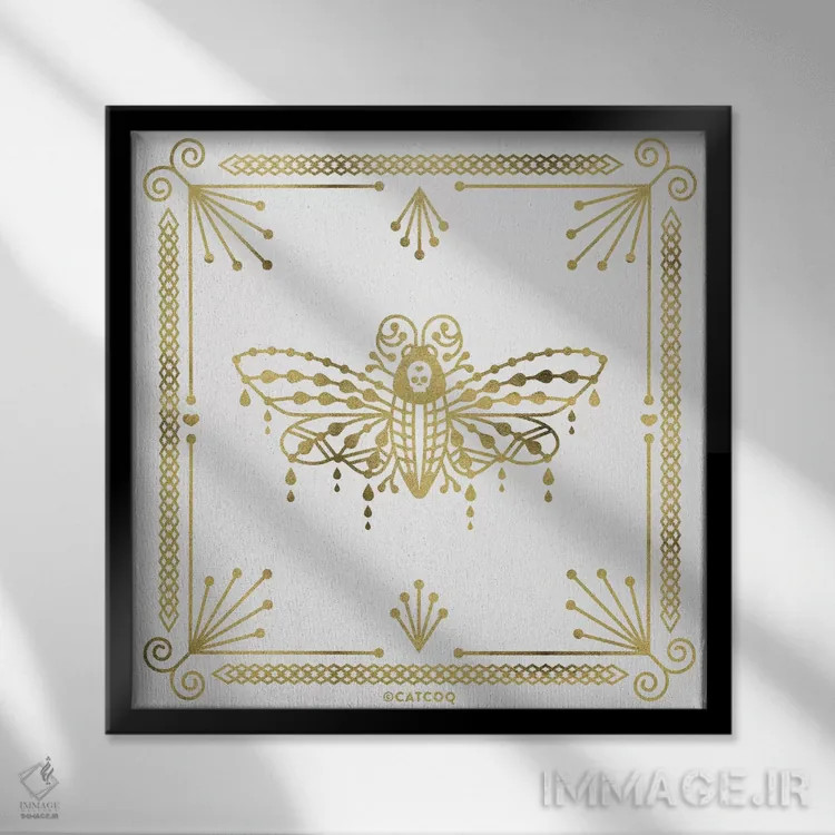 تابلو پروانه جمجمه طلایی (حشره) اثر کت کوکیلت - نمای قابدار مشکی