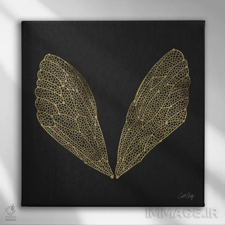 تابلو بال سنجاقک مشکی طلایی اثر کت کوکیلت - نمای روبهرو روی دیوار