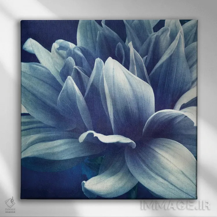 تابلو دالیای آبی اثر کلودیا دروسرت - نمای روبهرو روی دیوار