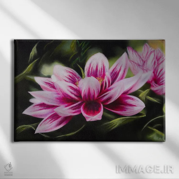 تابلو دا�یای مونه (نام گل + ارجاع به نقاش) اثر شارلوت ادر - نمای روبهرو روی دیوار