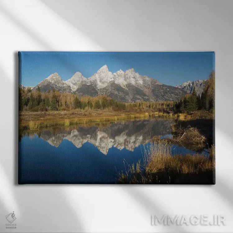 تابلو بازتاب گرند تتونز در حوضچه سگآبی اثر کن آرچر - نمای روبهرو روی دیوار