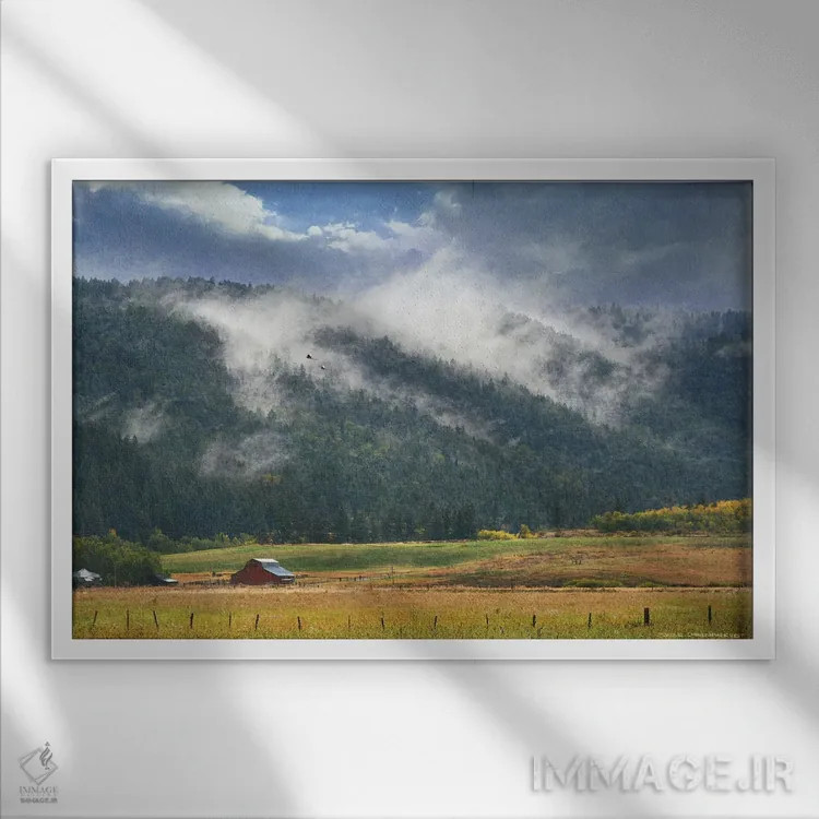 تابلو ابرها بر روی تپه – مزرعه آیداهو اثر کریستوفر وست - نمای قابدار سفید