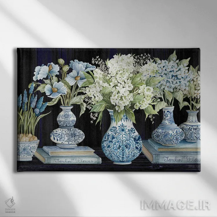 تابلو گلهای آبی دلفت شمارهٔ چهار اثر سیندی جیکوبز - نمای روبهرو روی دیوار