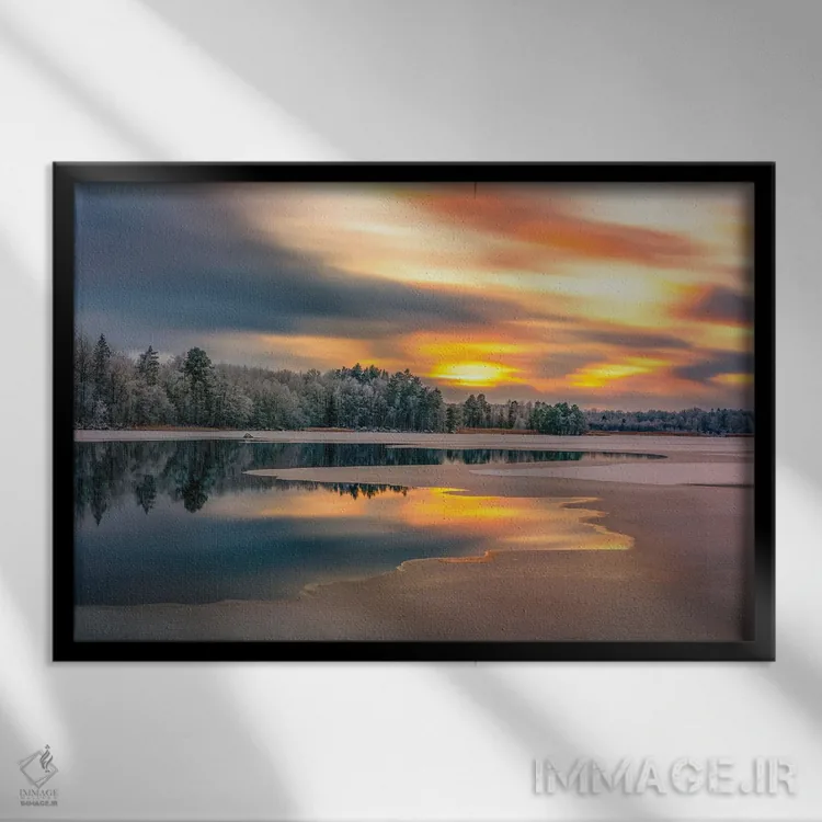 تابلو یخ آرامآرام دریاچه را میپوشاند اثر کریستین لیندستن - نمای قابدار مشکی