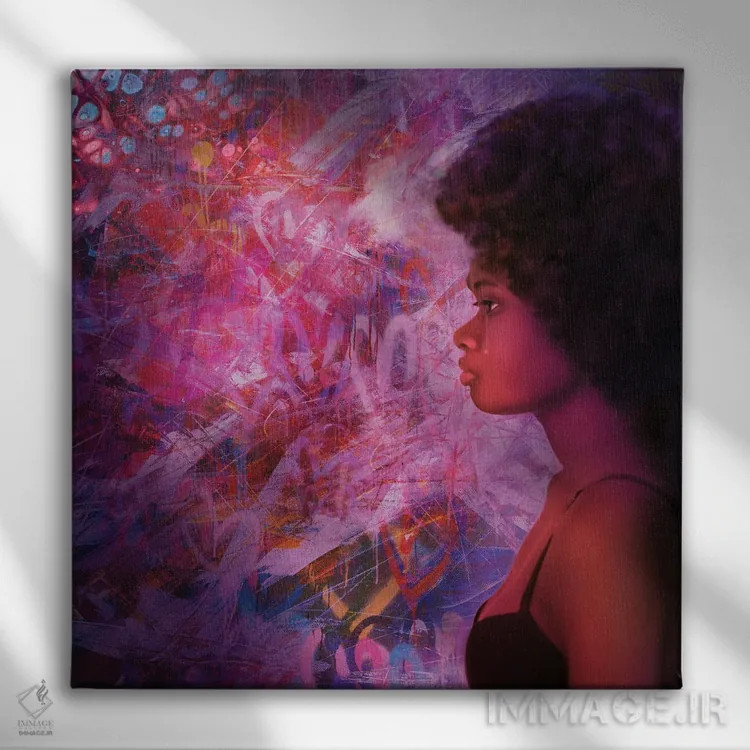 تابلو زن نیمرخ کنار دیوار گرافیتی اثر کلودیا مککینی - نمای روبهرو روی دیوار