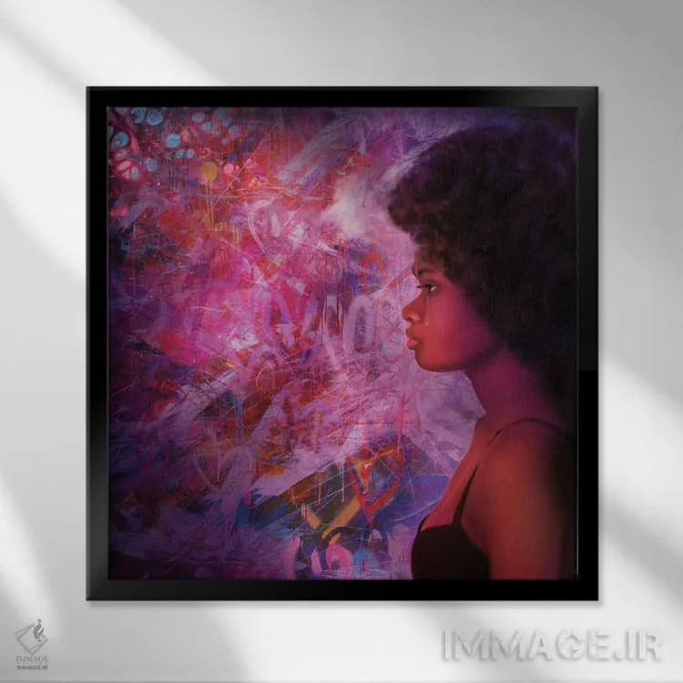 تابلو زن نیمرخ کنار دیوار گرافیتی اثر کلودیا مککینی - نمای قابدار مشکی