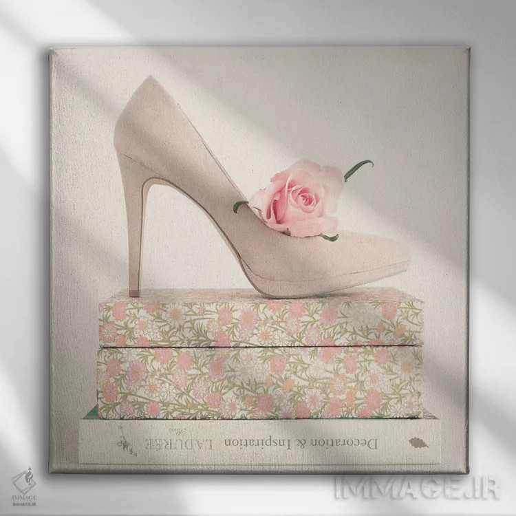 تابلو بالای کتابها اثر کارولین مینت - نمای روبهرو روی دیوار